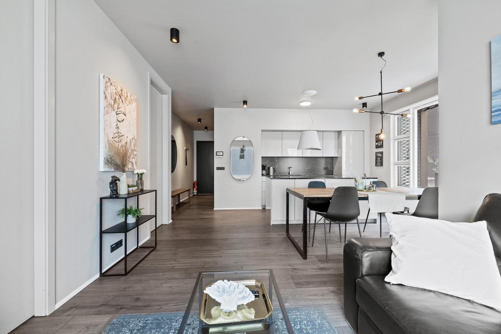 Vibrant Hafnatorg I Spacious Property With Expansive Garage Reykjavik Ngoại thất bức ảnh