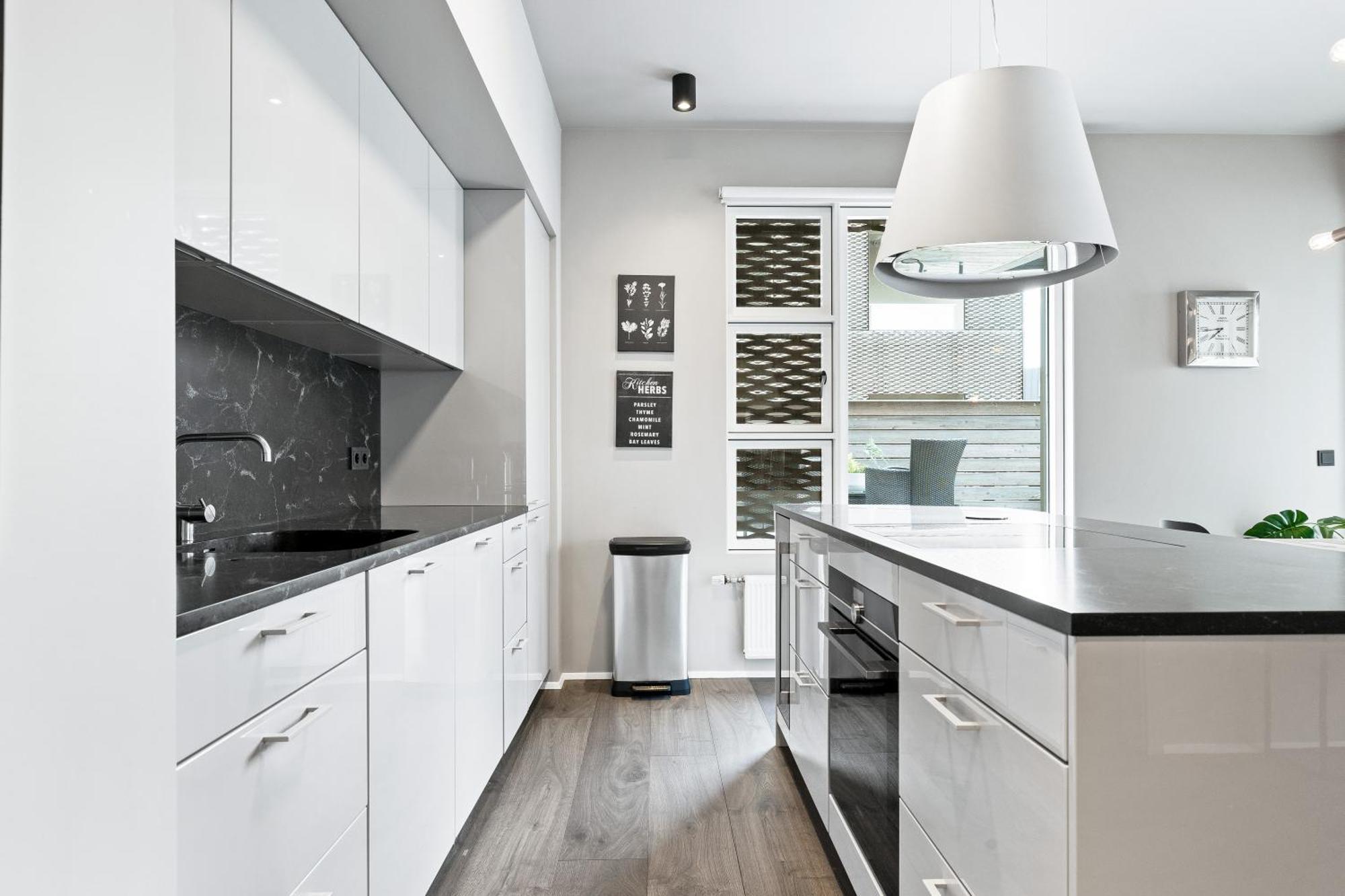Vibrant Hafnatorg I Spacious Property With Expansive Garage Reykjavik Ngoại thất bức ảnh