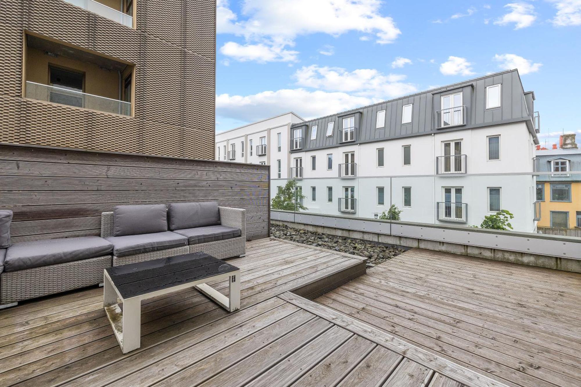 Vibrant Hafnatorg I Spacious Property With Expansive Garage Reykjavik Ngoại thất bức ảnh