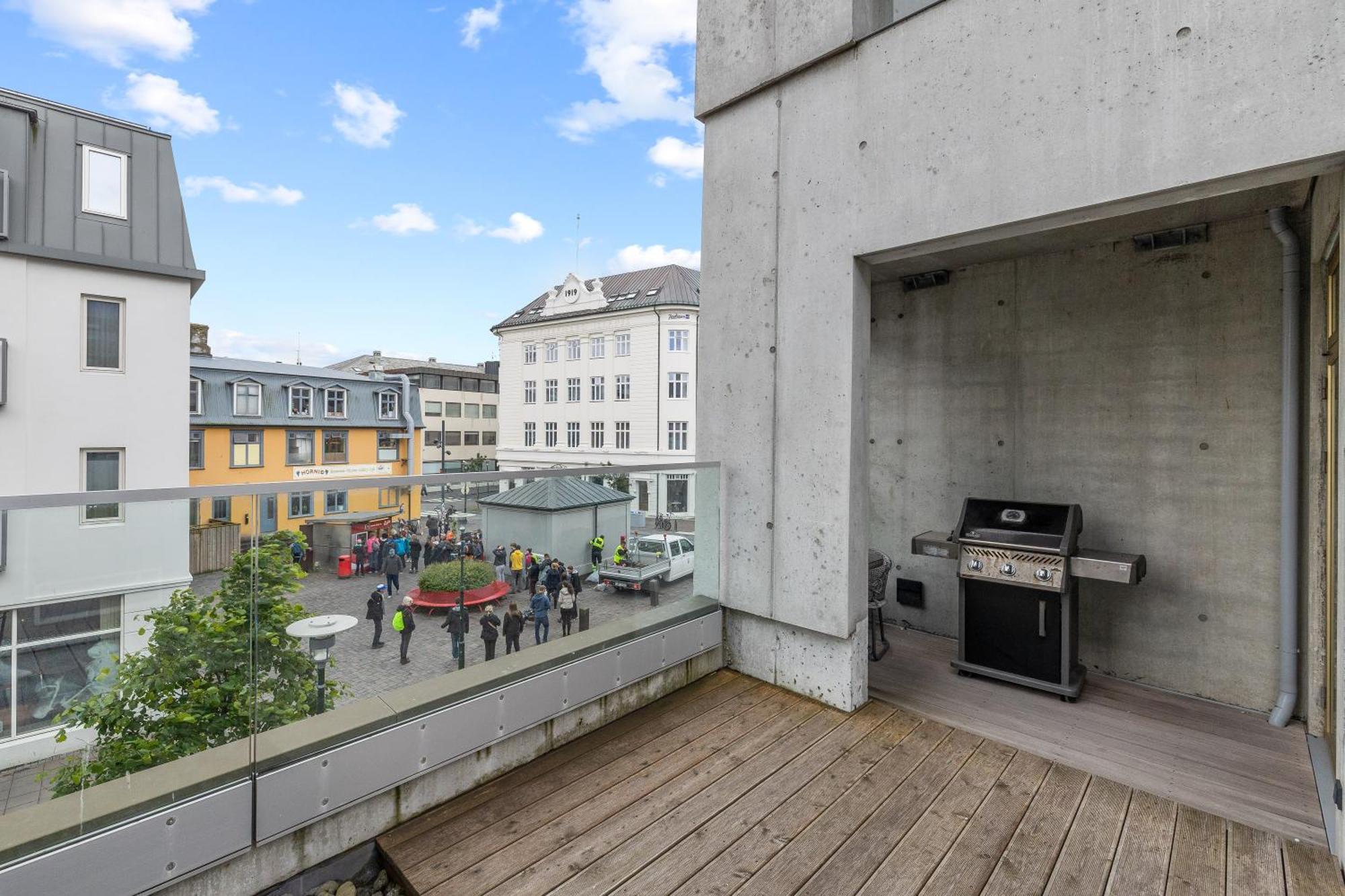 Vibrant Hafnatorg I Spacious Property With Expansive Garage Reykjavik Ngoại thất bức ảnh
