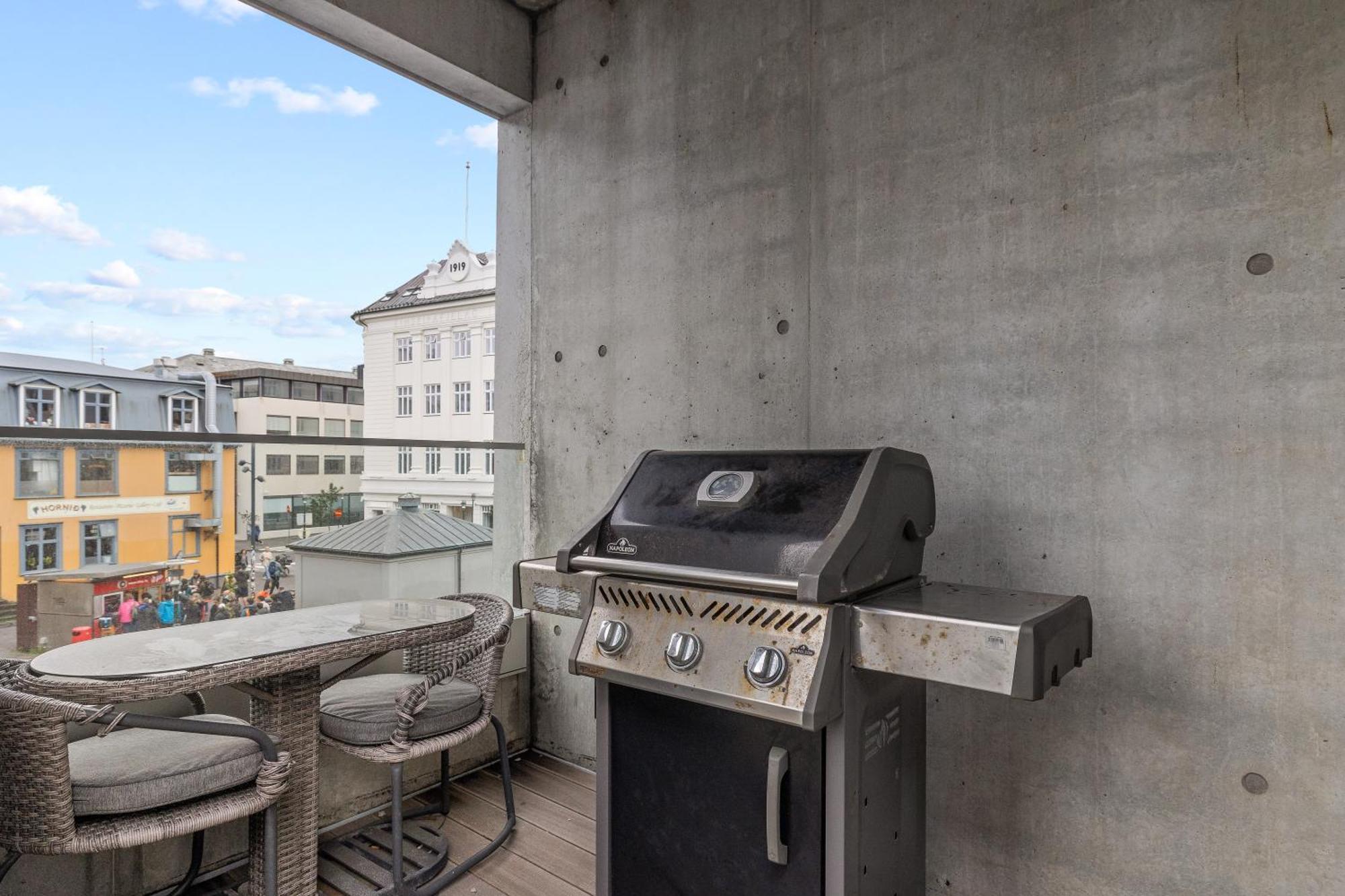 Vibrant Hafnatorg I Spacious Property With Expansive Garage Reykjavik Ngoại thất bức ảnh
