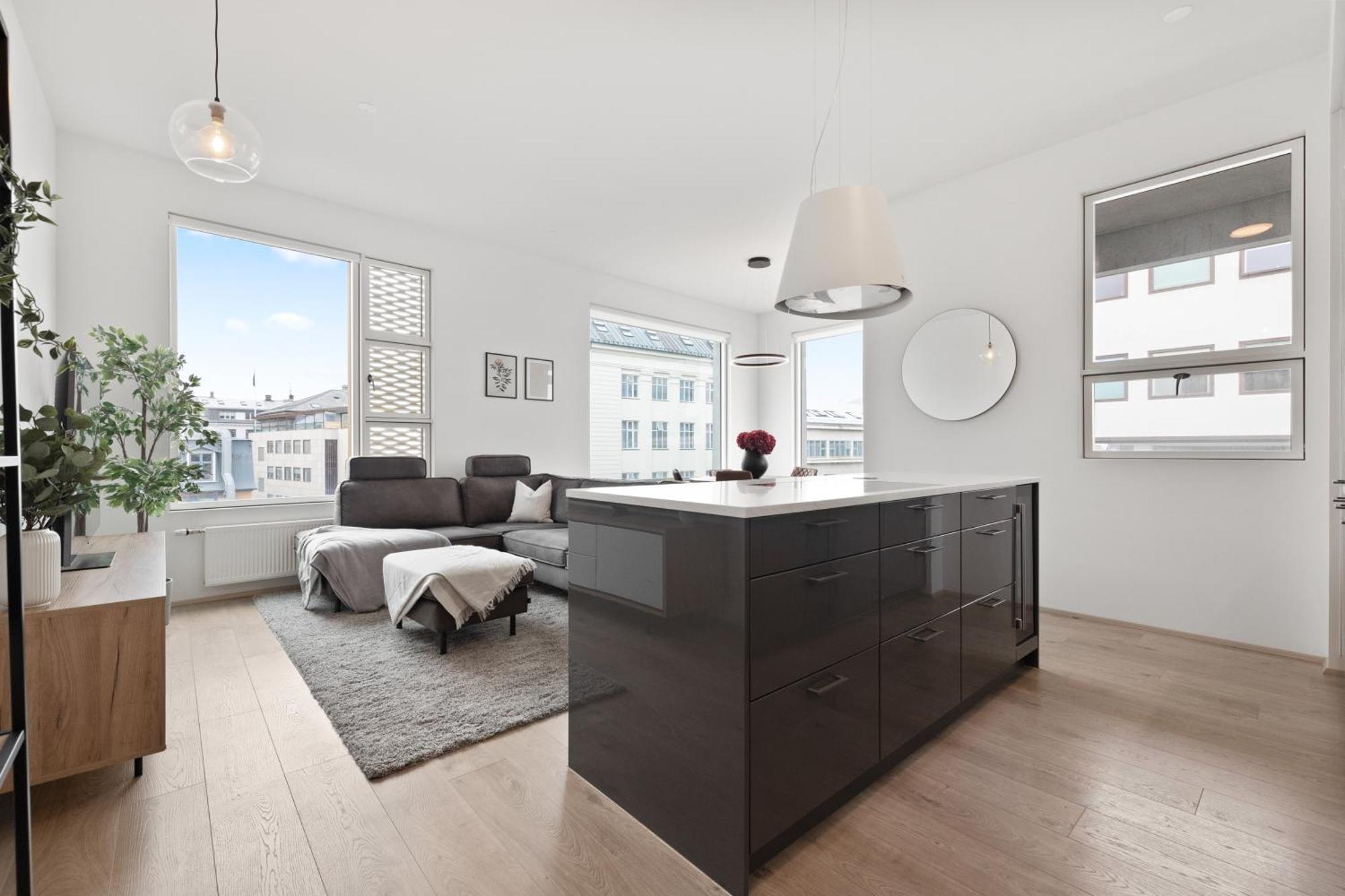 Vibrant Hafnatorg I Spacious Property With Expansive Garage Reykjavik Ngoại thất bức ảnh