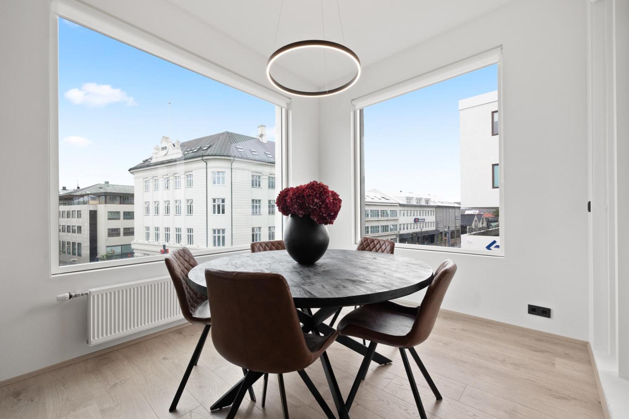 Vibrant Hafnatorg I Spacious Property With Expansive Garage Reykjavik Ngoại thất bức ảnh